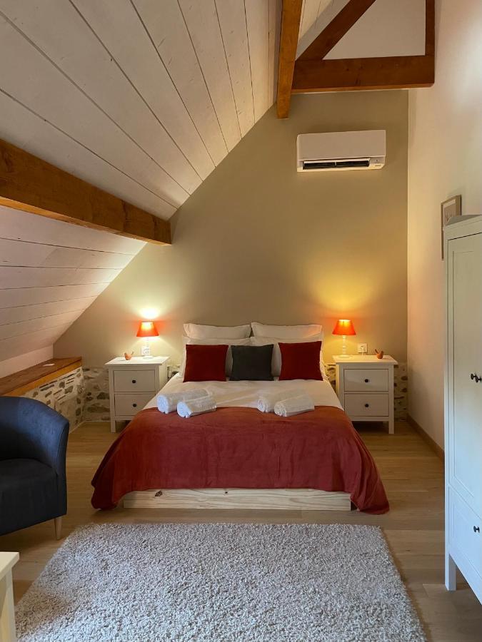 Bed and Breakfast Domaine Des Pierres Trouvees à Saint-Vincent  Extérieur photo